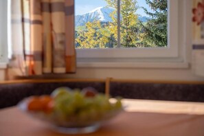 Individually decorated, individually furnished, desk, soundproofing - Residence Treyer (Terento)