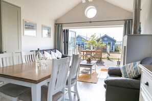 تلفزيون بشاشة مسطحة