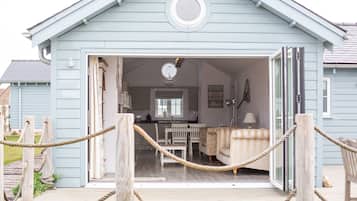 Tabla de planchar con plancha y ropa de cama