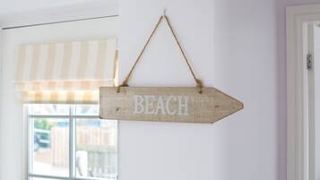 Et træskilt med ordet 'BEACH' hængende i loftet.