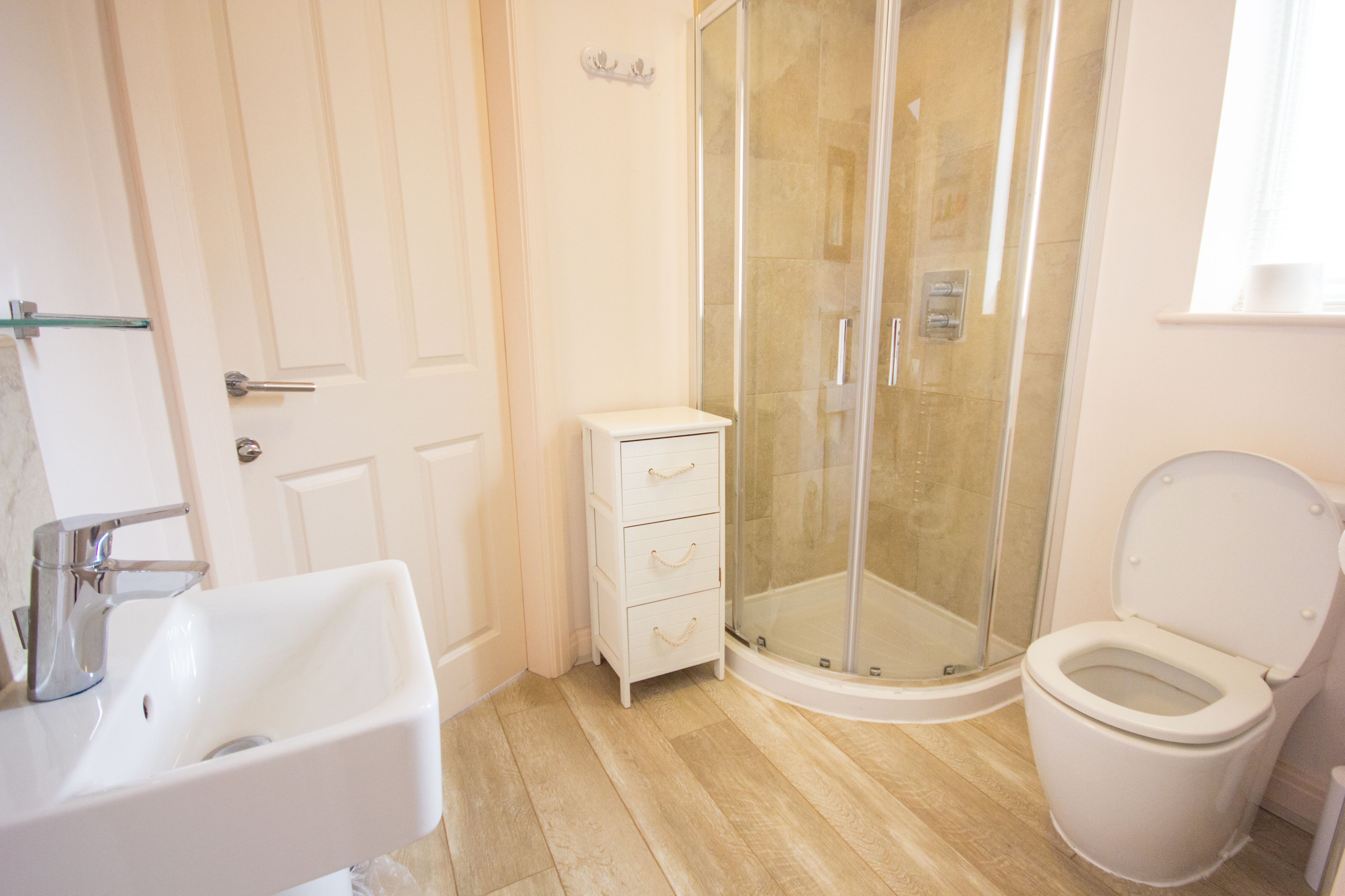 Ein Badezimmer mit Waschbecken, Toilette und Duschkabine.