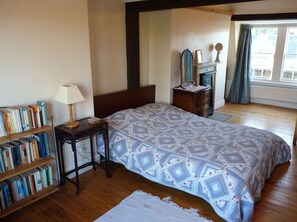 2 habitaciones, escritorio, tabla de planchar con plancha y wifi gratis