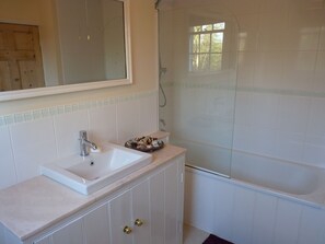 Bathtub, hair dryer, towels, soap - Grade II listed terraced house in Bath, Somerset (Bath)