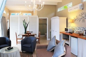 Individually decorated, desk, free WiFi, bed sheets - Fairway Guesthouse (Durban North)