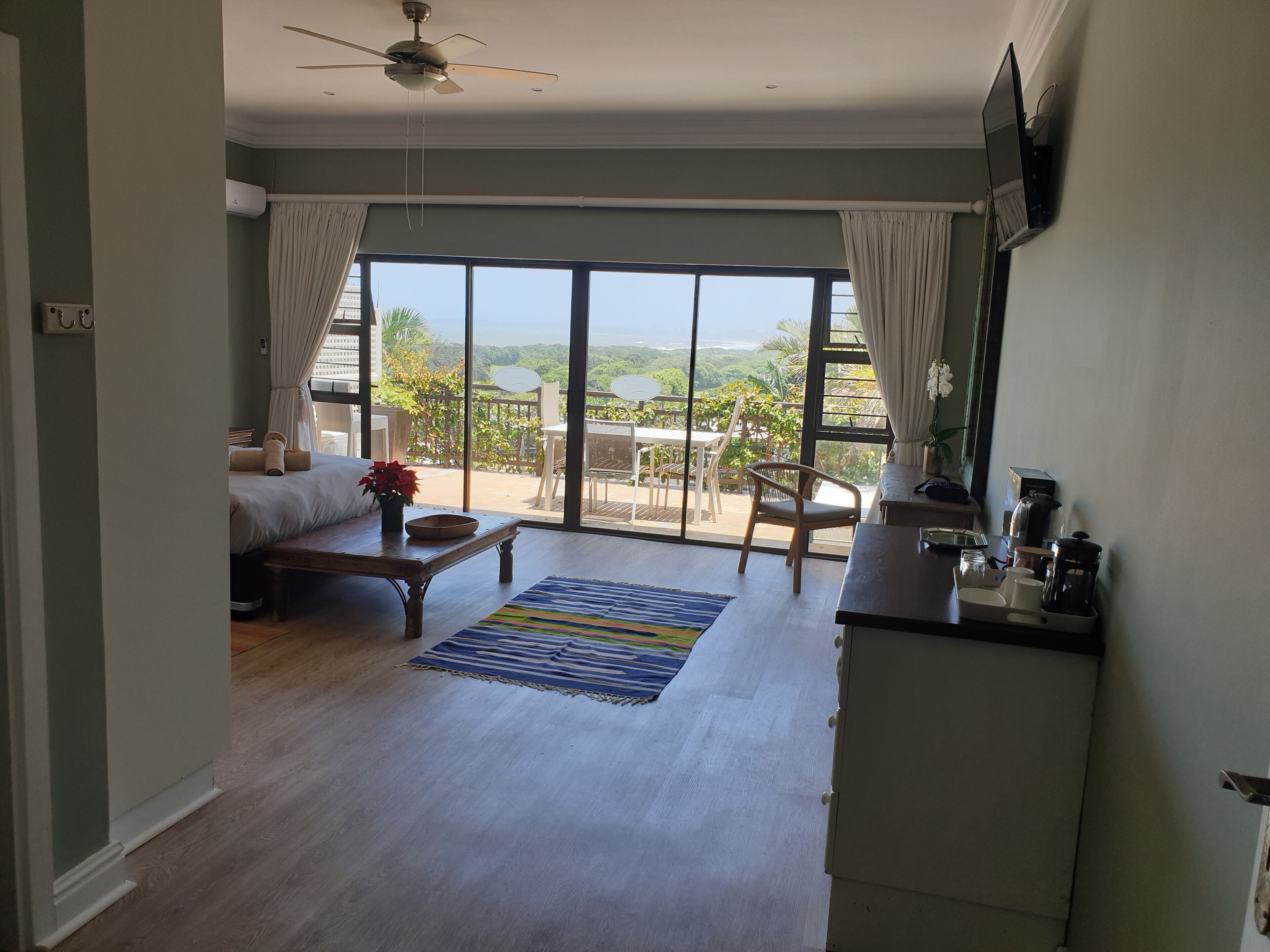 客室ごとに異なる装飾、デスク、WiFi (無料)、ベッドシーツ