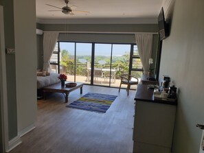 Decoración personalizada, escritorio, wifi gratis y ropa de cama