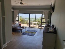 Decoración personalizada, escritorio, wifi gratis y ropa de cama 