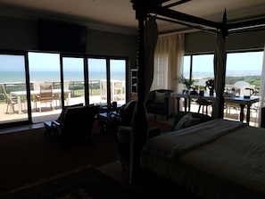 Individually decorated, desk, free WiFi, bed sheets - Fairway Guesthouse (Durban North)