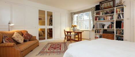 シティ アパートメント (2 Bedrooms) | 2 室のベッドルーム、デスク、ノートパソコン用作業スペース、アイロン / アイロン台