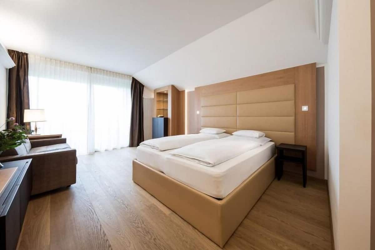 Habitación doble panorámica, balcón, vista al lago | 1 habitación, ropa de cama hipoalergénica y minibar