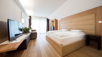 Junior Suite, Lake View (Süd) | Hypo-allergenic bedding, minibar, in-room safe, desk