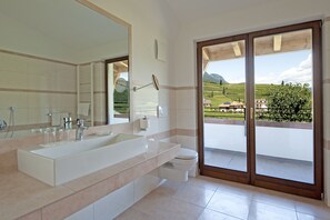 King Suite Loft | Bathroom | Hair dryer, bathrobes, bidet, towels - Haus am Hang (Caldaro Sulla Strada del Vino)
