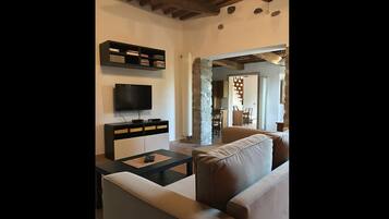 Traditional Duplex, 2 Bedrooms (Quercia) | Ruang tamu | 32 inci televisyen skrin rata dengan satelit, TV