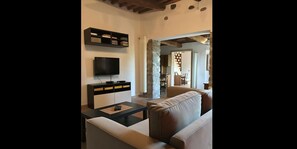 Dúplex tradicional, 2 habitaciones (Quercia) | Zona de estar | Televisión de pantalla plana de 32 pulgadas con canales por satélite
