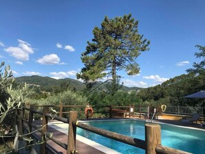 Seasonal outdoor pool, open 8:00 AM to 8:00 PM, pool umbrellas - Agriturismo Il Pino (Pescaglia)