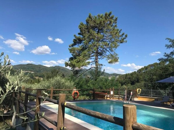 Piscine extérieure (ouverte en saison), parasols de plage