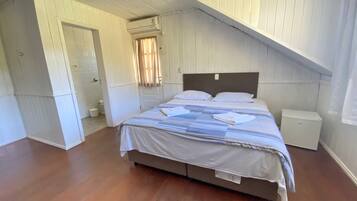 Quarto triplo econômico | Cortinas blackout, Wi-Fi de cortesia, roupa de cama