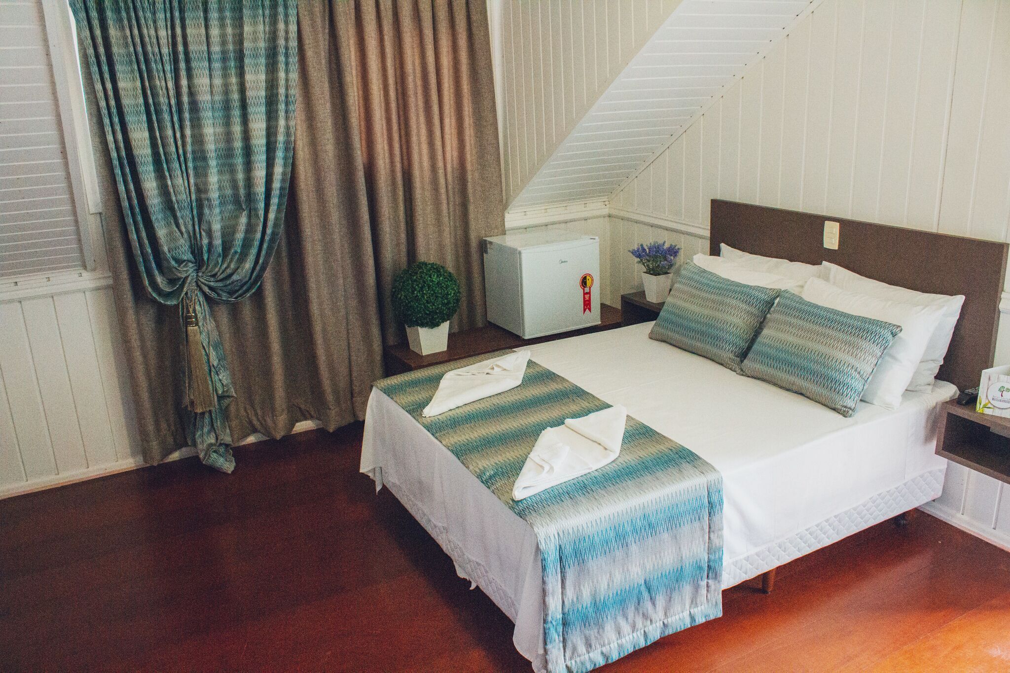 Cortinas blackout, Wi-Fi de cortesia, roupa de cama