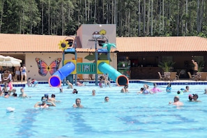 2 piscines a l'aire lliure (horari: 08:00-21:00) i gandules