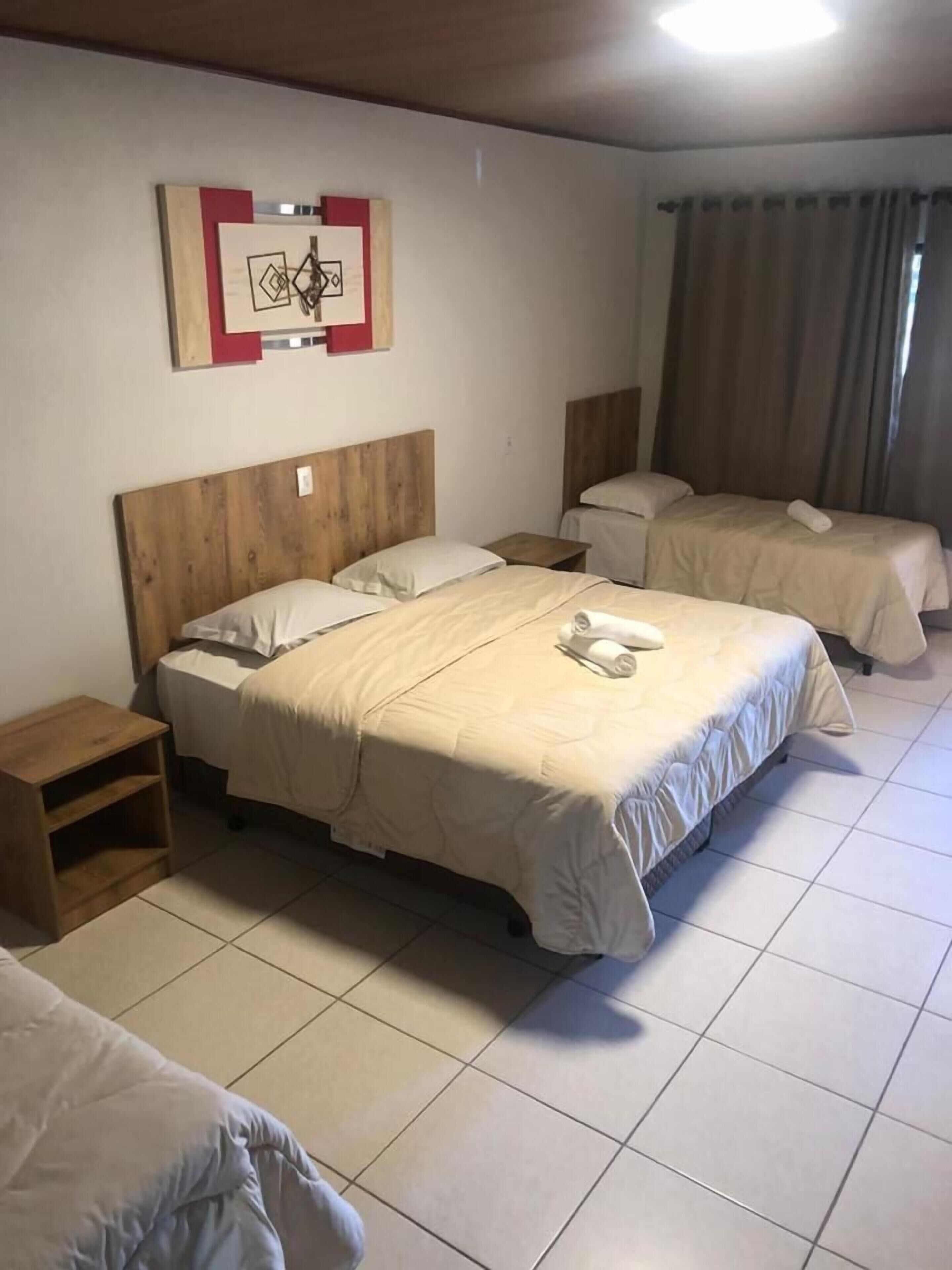 Cortinas blackout, Wi-Fi de cortesia, roupa de cama