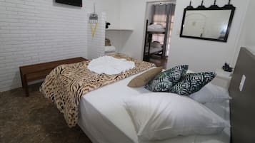 Economy-Vierbettzimmer | Verdunkelungsvorhänge, kostenloses WLAN, Bettwäsche