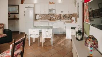 Een koelkast, een microgolfoven, een koffiezetapparaat/waterkoker