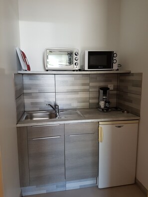 Full-sized fridge, microwave, cookware/dishes/utensils - Le Pont Sée (Romille)