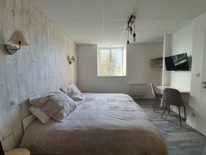 Comfort Room | Premium bedding, laptop workspace, soundproofing, free WiFi - Le Pont Sée (Romille)