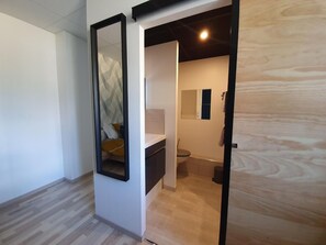 Luxe beddengoed, een laptopwerkplek, geluiddichte muren, gratis wifi