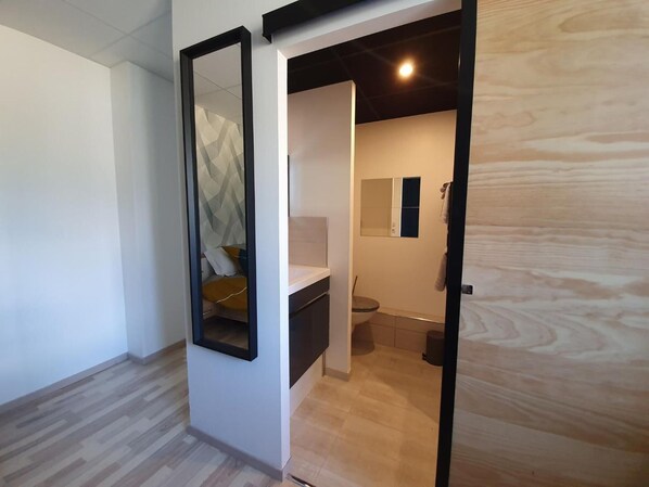 高級寢具、筆電工作空間、隔音、免費無線上網