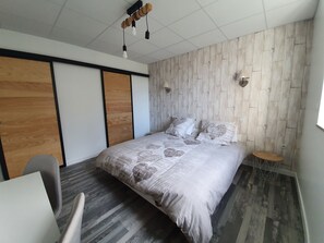 Chambre Confort | Literie de qualité, espace de travail pour ordinateurs portables