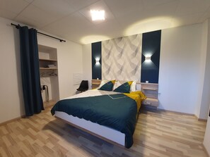 Double Room, Ground Floor | Premium bedding, laptop workspace, soundproofing, free WiFi - Le Pont Sée (Romille)