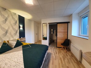 Double Room, Ground Floor | Premium bedding, laptop workspace, soundproofing, free WiFi - Le Pont Sée (Romille)