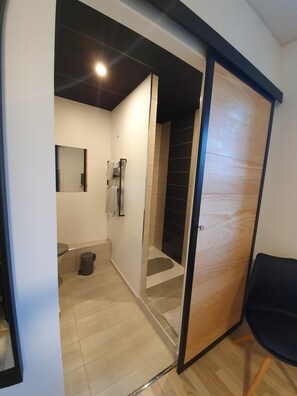 Een douche, gratis toiletartikelen, een haardroger, handdoeken