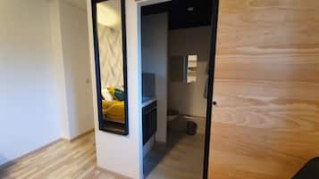 Kamar Double, lantai dasar | Kamar mandi | Shower, perlengkapan mandi gratis, pengering rambut, dan handuk