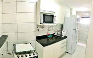 Apartment (412) | Private kitchen | Fridge, microwave, toaster, blender - Vacanze - Golden Place (Maceió)