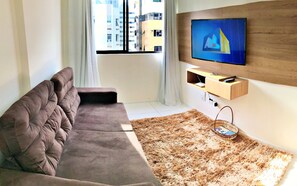 Căn hộ | Phòng khách | Smart TV 42-inch có truyền hình kỹ thuật số, TV, Netflix 