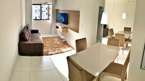 Apartment (503) | Living area | 42-inch Smart TV with digital channels, TV, Netflix - Vacanze - Golden Place (Maceió)