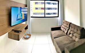 Apartment (404) | Living room | 42-inch Smart TV with digital channels, TV, Netflix - Vacanze - Golden Place (Maceió)
