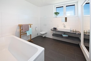 Dusche, Haartrockner, Bademäntel, Handtücher