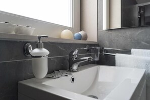 Bathtub, hair dryer, bidet, towels - Splendid receptive structure, new construction, anti-seismic. (Ragusa)