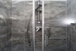 Bathtub, hair dryer, bidet, towels
