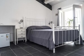 5 camere, una cassaforte in camera, una scrivania, ferro/asse da stiro