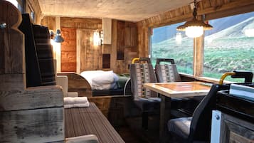 Cabin Tiêu chuẩn, phòng tắm dùng chung | Trang trí khác biệt, khu vực làm việc phù hợp cho laptop