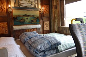 Chalet rustique Standard, salle de bains commune | Décor unique, espace de travail pour ordinateurs portables