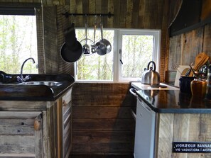 Chalet rustique Standard, salle de bains commune | Cuisine privée | Réfrigérateur, un four, surface de cuisson, cafétière à espresso
