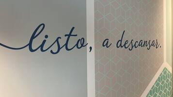 A wall with the text 'listo, a descansar.'