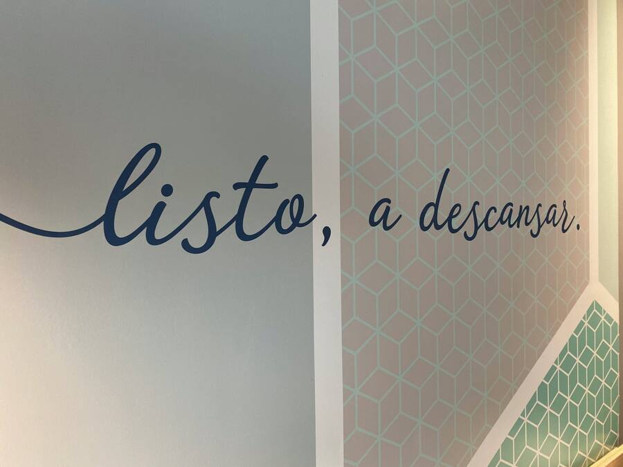 Una pared con el texto 'listo, a descansar'.