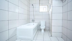 アパートメント 3 ベッドルーム | バスルーム | 個別の浴槽とシャワー、タオル、トイレットペーパー