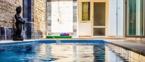 Kolam renang outdoor
